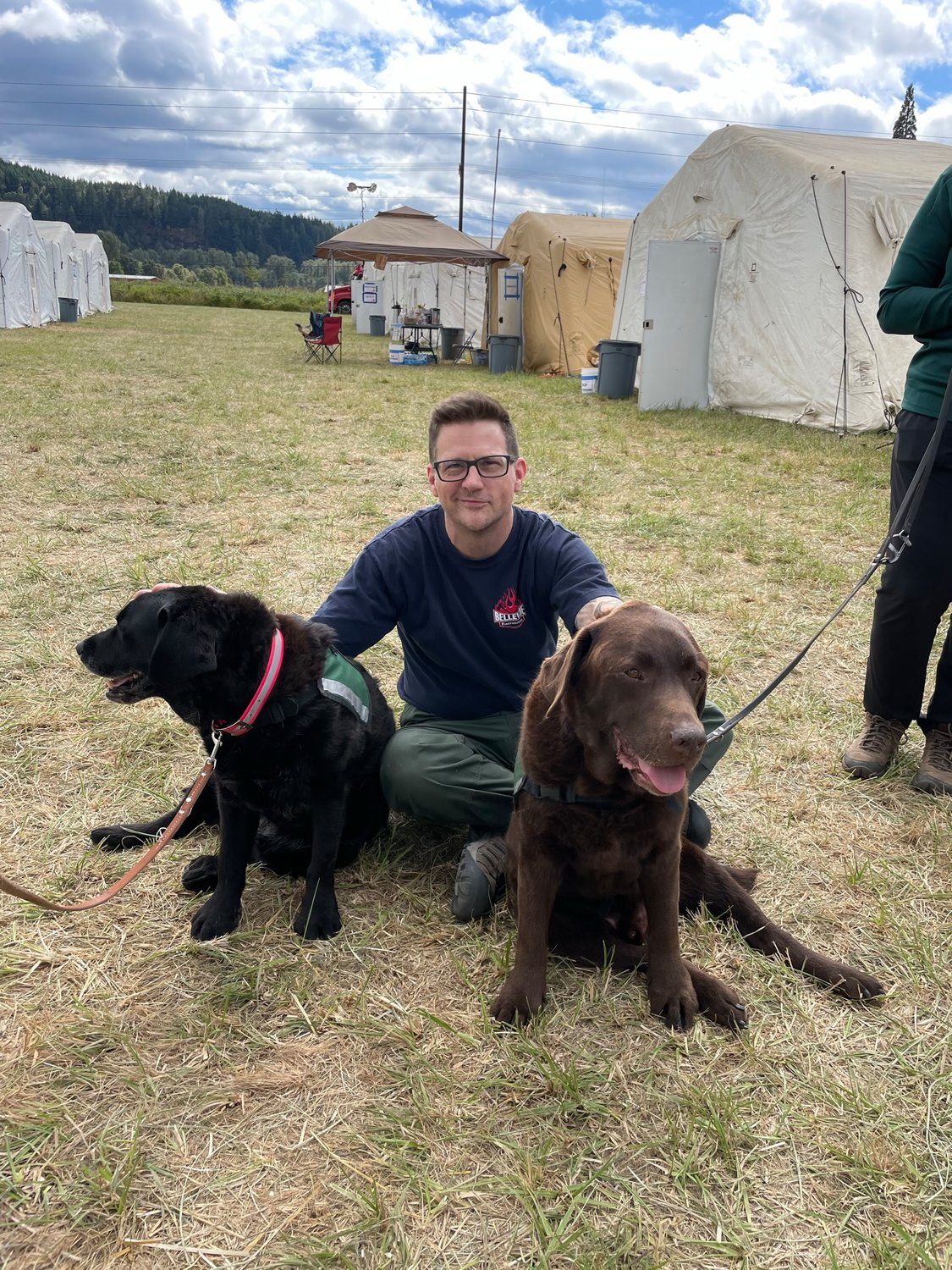 Firefighters at Goat Rocks Fire Get Visit From Therapy Dogs The Daily